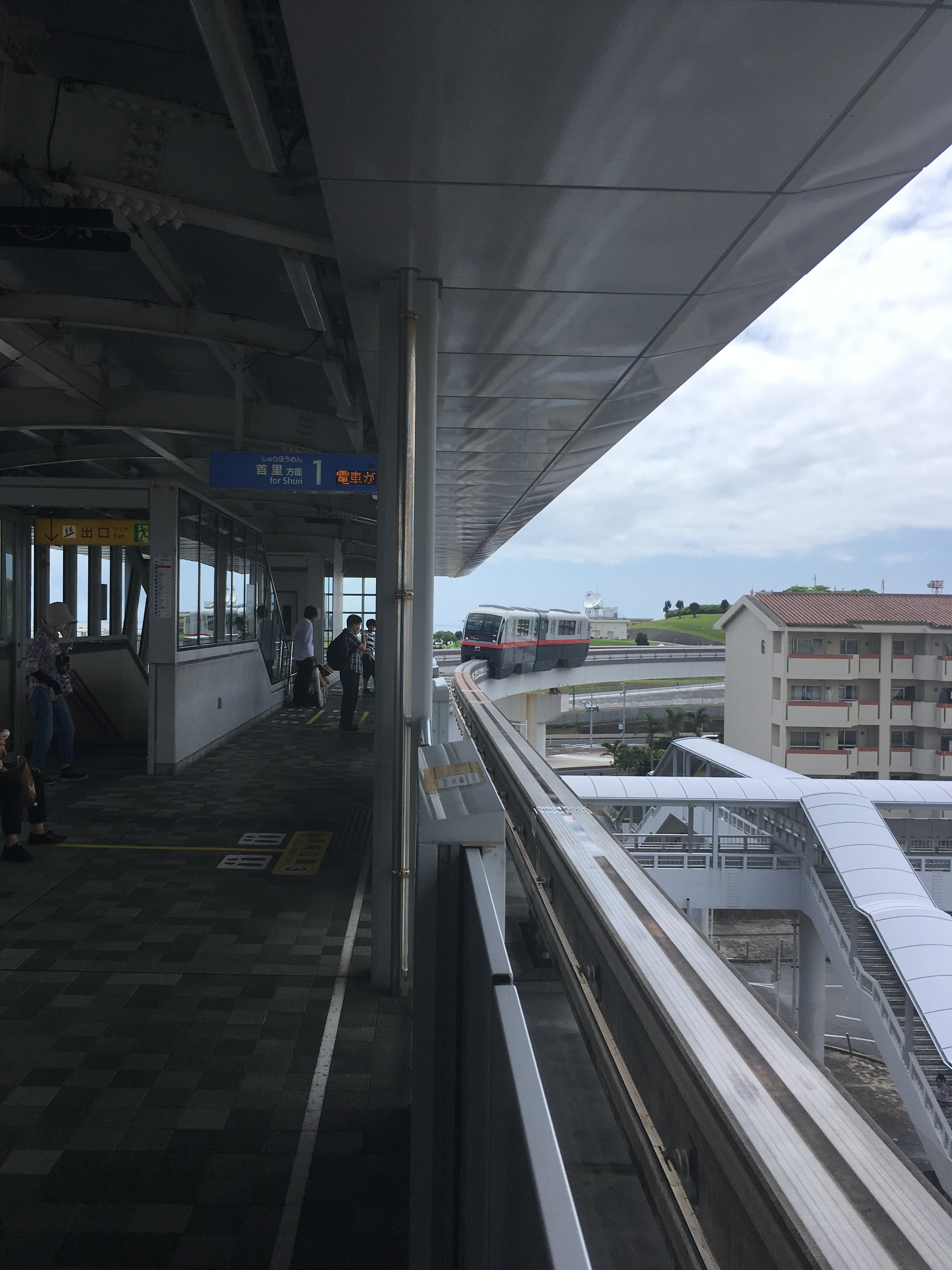 沖縄都市モノレール線　赤嶺駅からの風景